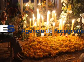 Velan a sus muertos en el panteon de Acatlán de Osorio - ES imagen agencia de fotografía