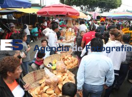 Comerciantes se instalaron a las afueras del panteón municipal - ES imagen agencia de fotografía