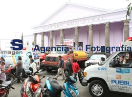 Instala S. de Salud ambulancias afuera del panteón municipal - ES imagen agencia de fotografía