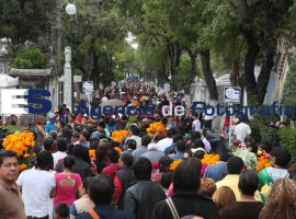 Miles acudieron al  panteón municipal - ES imagen agencia de fotografía