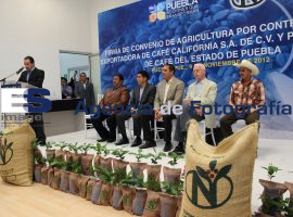 Firma de Convenio de Agricultura por contrato en exportadora de  - ES imagen agencia de fotografía