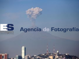 Emite fumarola el volcán Popocatépetl - ES imagen agencia de fotografía