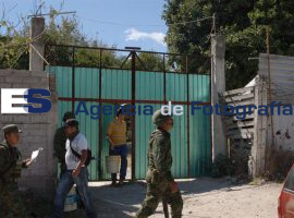 Encuentra Ejercito bodega presuntamente con combustible - ES imagen agencia de fotografía