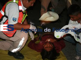 Un muerto y 15 lesionados volcadura en Coxcatlan - ES imagen agencia de fotografía