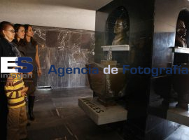 Visitan familiares mausoleo de los Hermanos Serdán - ES imagen agencia de fotografía