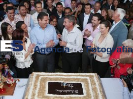 Festeja Gali Fayad su cumpleaños partiendo su pastel - ES imagen agencia de fotografía