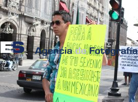 Manifestación en Puebla por la toma de protesta de EPN - ES imagen agencia de fotografía