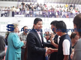 Eduardo Rivera entrega inmoviliario escolar - ES imagen agencia de fotografía