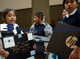 Entrega de computadoras a estudiantes  - ES imagen agencia de fotografía