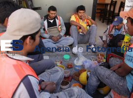 Trabajadores realizan arreglos en fachadas de la ciudad - ES imagen agencia de fotografía