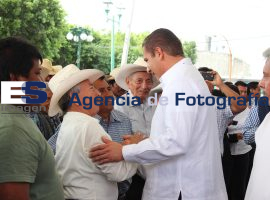 Rafael Moreno Vallen entregó mototractores y fondos de apoyos a  - ES imagen agencia de fotografía