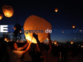 Globos de Cantoya en Los Fuertes 2012 al atardecer - ES imagen agencia de fotografía
