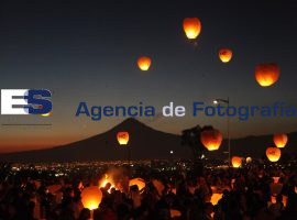 Globos de Cantoya en Los Fuertes 2012 con vista al Popocatépetl - ES imagen agencia de fotografía