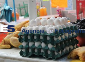 Mercado la Cocota precio de huevo es 28 pesos - ES imagen agencia de fotografía