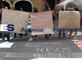 Exigen estudiantes regreso de libros a biblioteca - ES imagen agencia de fotografía