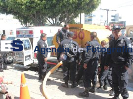 Vendedores de flores, comida y seguridad a las afueras del Panteón Municipal - ES imagen agencia de fotografía