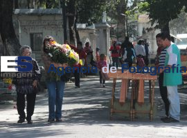 Músicos acuden al los panteones para cantar a los difuntos - ES imagen agencia de fotografía