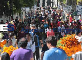 Poblanos acuden a visitar a sus difuntos en el panteón municipal - ES imagen agencia de fotografía