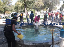 Uso de contenedores de agua y fuentes del Panteón Municipal  para limpieza  - ES imagen agencia de fotografía
