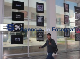 Alumnos exponen carteles con motivo del movimiento del 2 de octubre de 1968 - ES imagen agencia de fotografía