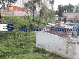 Habitantes en las cercaníass de la barranca de la colonia 16 de septiembre en peligro - ES imagen agencia de fotografía