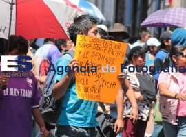 Manifestación a las afueras del Congreso del estado en contra de - ES imagen agencia de fotografía