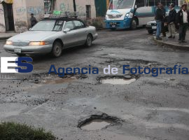 Baches en las calles de la ciudad - ES imagen agencia de fotografía