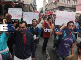 Docentes e integrantes de la 28 de Octubre realizan marcha - ES imagen agencia de fotografía