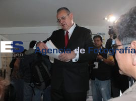 Acude a votar el Profesor Ceballos - ES imagen agencia de fotografía