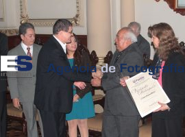 Entrega de reconocimiento a visitante distinguido - ES imagen agencia de fotografía