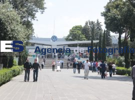 Empleados a las afueras  de la armadora automotriz de VW. - ES imagen agencia de fotografía