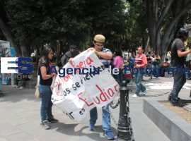 Aspirantes a la BUAP no aceptados se manifiestan - ES imagen agencia de fotografía