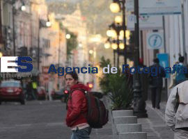 Ciudadanos disfrutan calles de la ciudad de Puebla. - ES imagen agencia de fotografía
