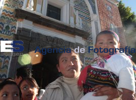 Cientos de Católicos visitan la basílica de la Virgen de Guadalupe - ES imagen agencia de fotografía