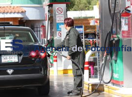 Primer gasolinaza del año - ES imagen agencia de fotografía