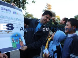 Lanzamiento de globo aerostático  con cartas de Niños Poblanos - ES imagen agencia de fotografía