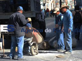 Retiran guarda peatones en centro d ela ciudad  - ES imagen agencia de fotografía
