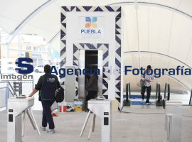 Usuarios de RUTA en la estación Juárez Serdán - ES imagen agencia de fotografía