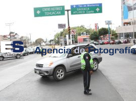 Agentes de vialidad vigilan las vueltas prohibidas por RUTA - ES imagen agencia de fotografía