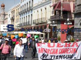 Comerciantes del tianguis de San Martín Texmelucan - ES imagen agencia de fotografía
