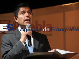 Entrega de cartas de aceptación para programa "Aulas de Medios" - ES imagen agencia de fotografía