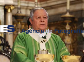 El arzobispo de Puebla, Víctor Sánchez, durante la misa dominica - ES imagen agencia de fotografía