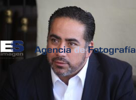 Rafael Micalco en entrevistas en el zócalo - ES imagen agencia de fotografía