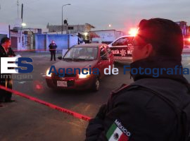 Apuñalado en el interior de auto - ES imagen agencia de fotografía