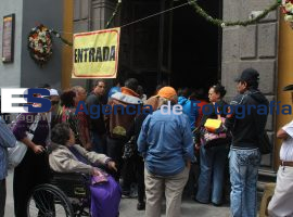Cientos de dévotos vicitan La Iglesia del Señor de las Maravilla - ES imagen agencia de fotografía