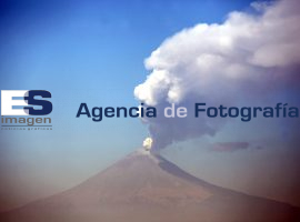 Fumarola del Popocatépetl durante la mañana en Puebla - ES imagen agencia de fotografía