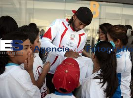 Jugadores del Puebla FC y Lobos BUAP con aficionados  - ES imagen agencia de fotografía
