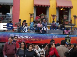 Turistas en el centro histórico Puebla Turibus - ES imagen agencia de fotografía
