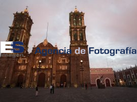 Turistas en el centro histórico Puebla Catedral - ES imagen agencia de fotografía