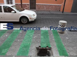 Coladera sin tapa en el centro durante Tiangis Turístico - ES imagen agencia de fotografía